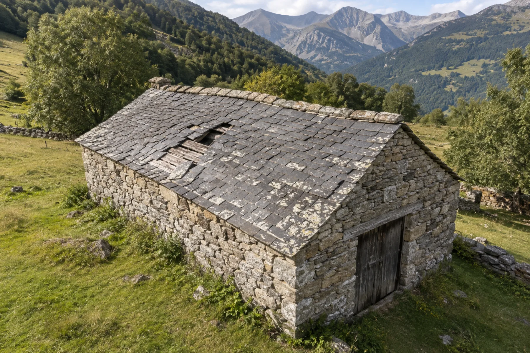 Vista próxima de una cubierta de losas en una construcción de montaña