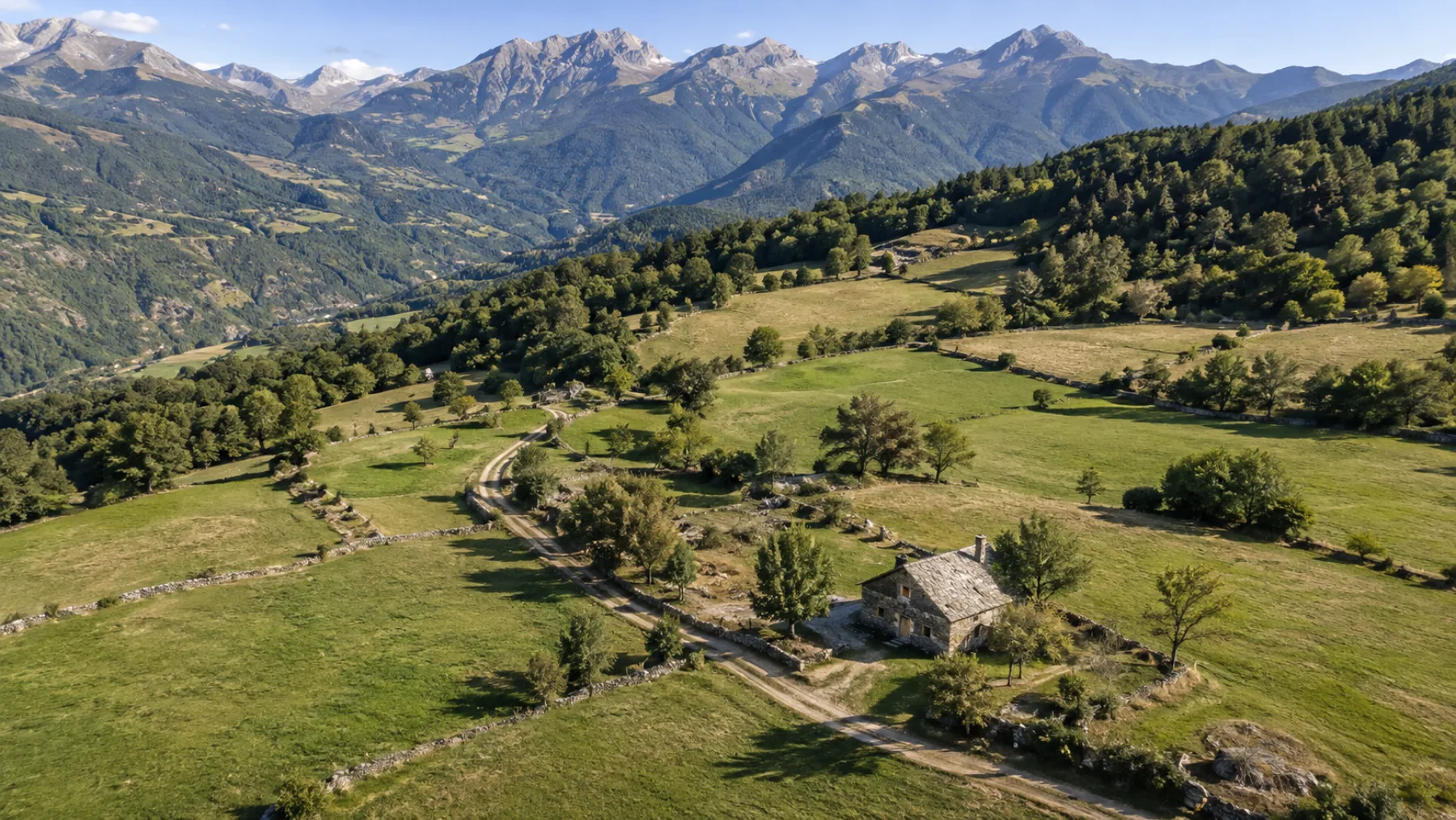 Campos, caminos y construcciones en un valle de montaña